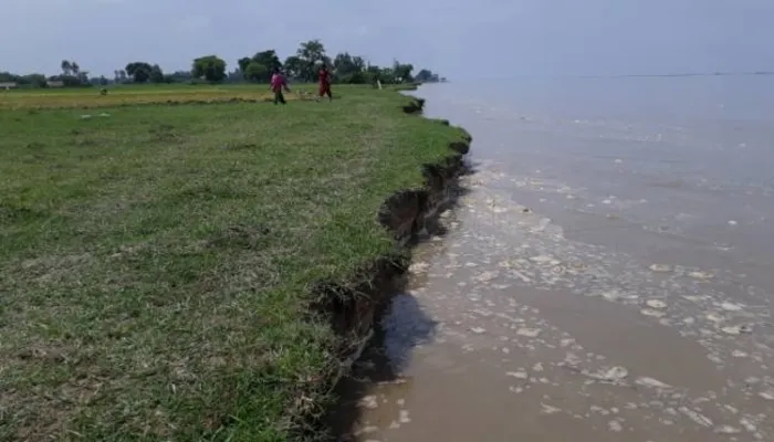 सीतापुर: घाघरा और शारदा नदियों ने फिर शुरू किया कटान, कई घर नदी में समाए