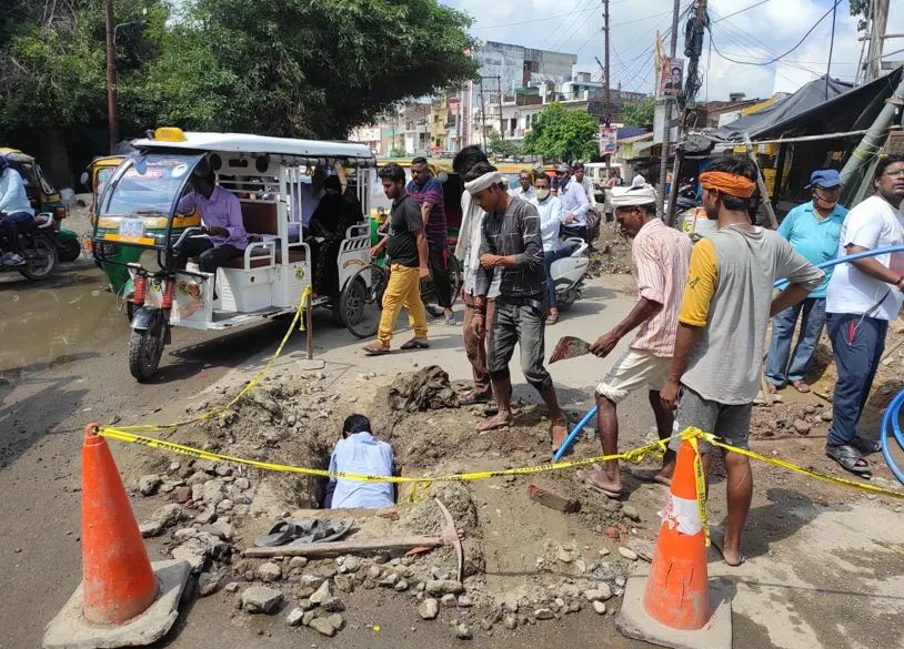 बरेली: पाइप लाइन फटने से श्यामगंज चौकी के पास खोदी नई सड़क