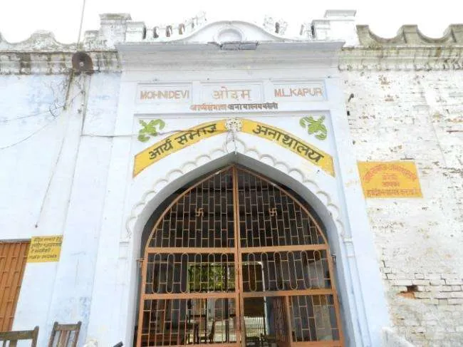 बरेली: अनाथालाय में लड़के ने मचाया उत्पात, ईंट पत्थर फेंककर किया सबको परेशान