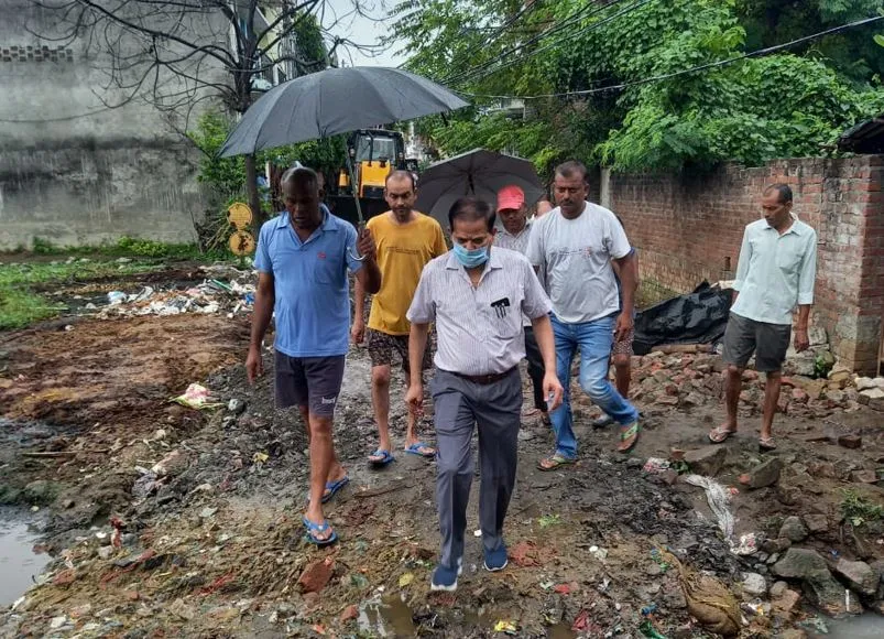 बरेली: लापरवाही- कूड़ा गाड़ी ड्राइवर ने घरों के आगे फैलाया नाले का मलबा