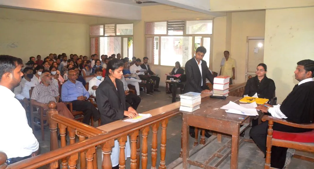 बरेली कॉलेज में छात्रों की लगी मूट कोर्ट