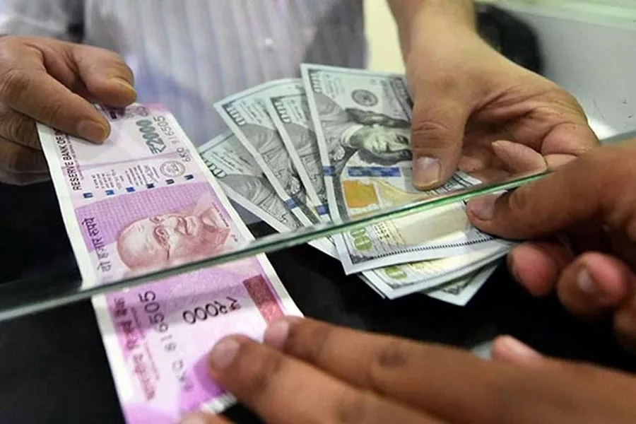 शुरुआती कारोबार में रुपया डॉलर के मुकाबले चार पैसे गिरा