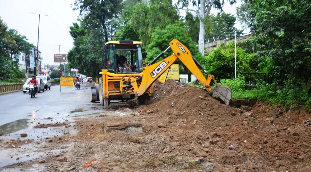 बरेली: बारिश से खुदी सड़कों पर कीचड़ व जलभराव से चलना हुआ दूभर