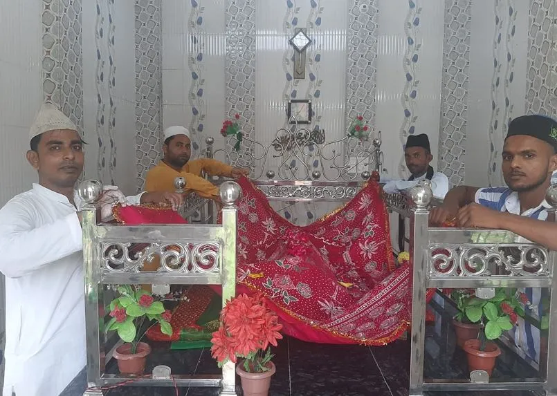 बरेली: प्रधानमंत्री के जन्मदिन पर चादर पेश कर मांगी दुआ
