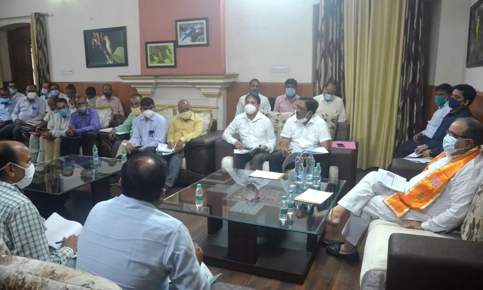 बरेली: पंचायती राज मंत्री ने अफसरों से जाना योजनाओं का हाल