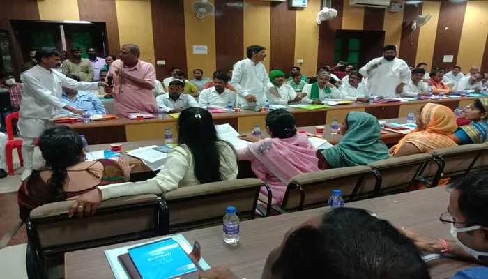 बाराबंकी: जिला पंचायत की अध्यक्षता में हुई सदन की पहली बैठक