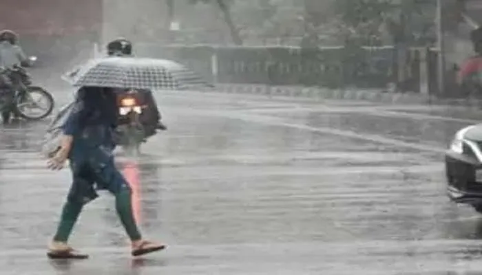 Weather Update: यूपी में दोपहर बाद तेज हवाओं के साथ बारिश के आसार, कई जिलों में अलर्ट