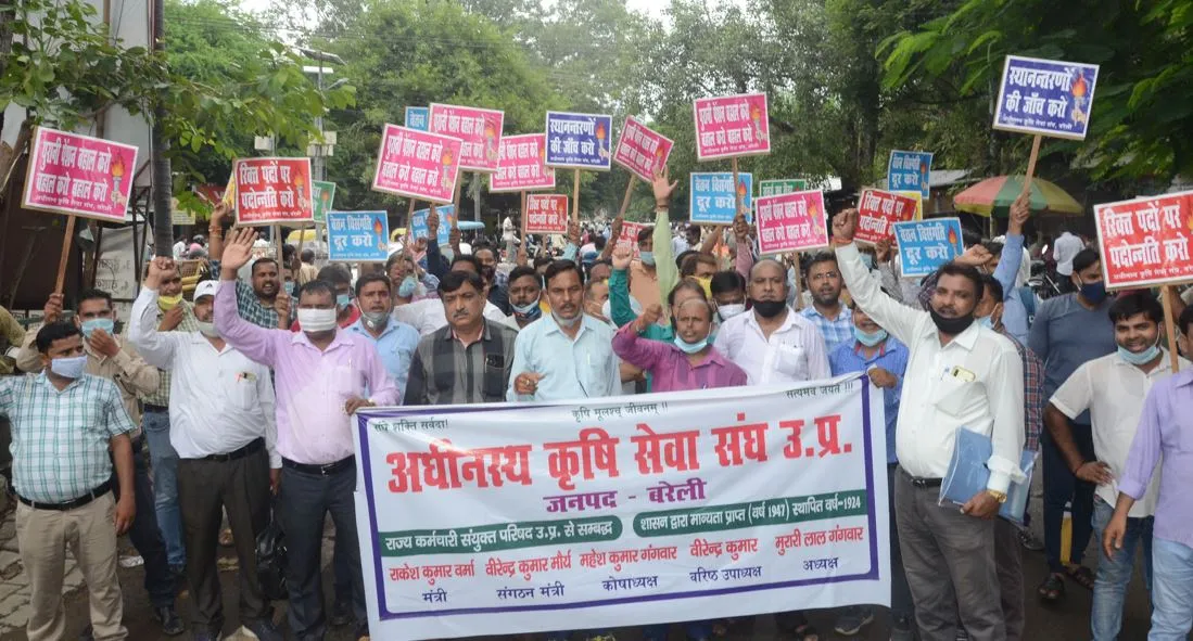 बरेली: पार्क में धरना, फिर जुलूस निकाल पहुंचे कलेक्ट्रेट