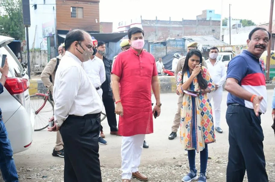 बरेली: सड़क निर्माण में इंजीनियरों व ठेकेदारों की सामने आयी लापरवाही