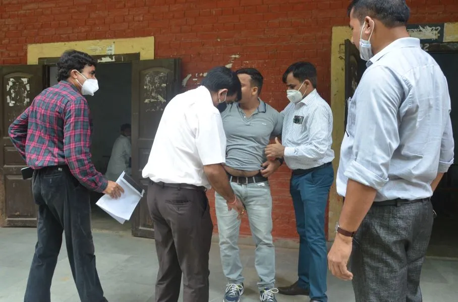 बरेली: स्मार्ट वाच से नकल करते पकड़ा छात्र