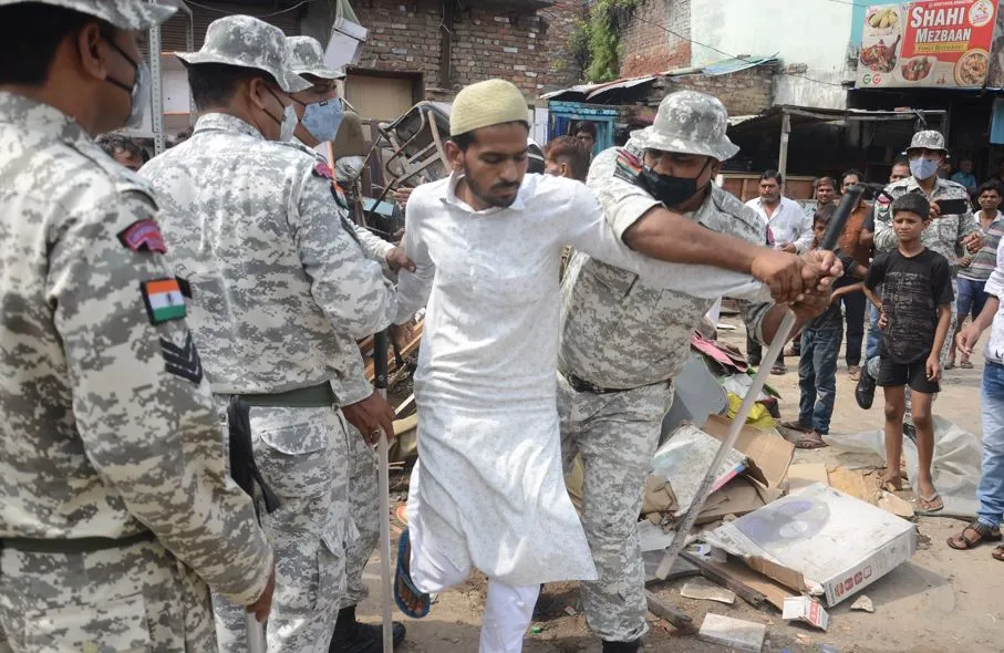 बरेली: विधायक के कैंप कार्यालय के बाहर निगम टीम पर पथराव