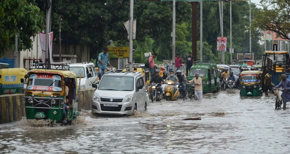 बरेली: बारिश से सड़कों पर घुटनों तक पानी, कीचड़ बनी मुसीबत