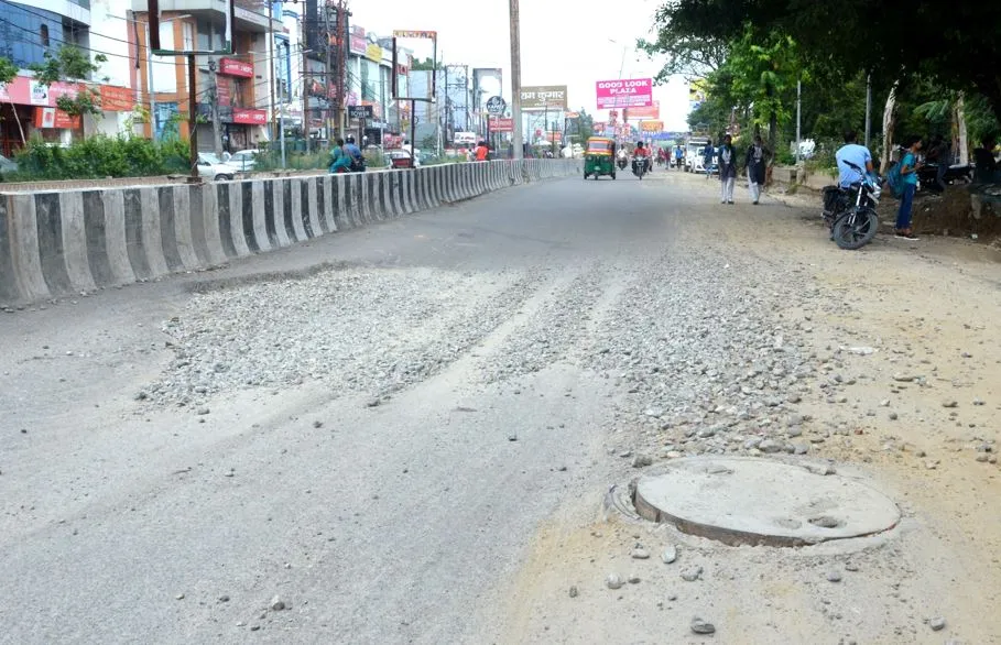 बरेली: स्मार्ट सिटी की सड़कों की उधड़ रही कमीशन की परतें