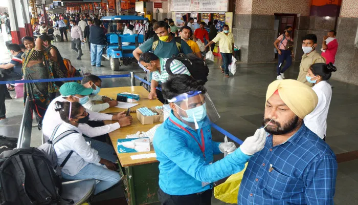 लखनऊ: चारबाग स्टेशन पर कोरोना टेस्ट शुरू, बिना जांच के यात्री नहीं निकल सकेंगे बाहर