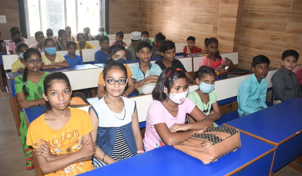 बरेली: रोल मॉडल जसौली स्कूल में बगैर किताब के पढ़ रहे आधे छात्र