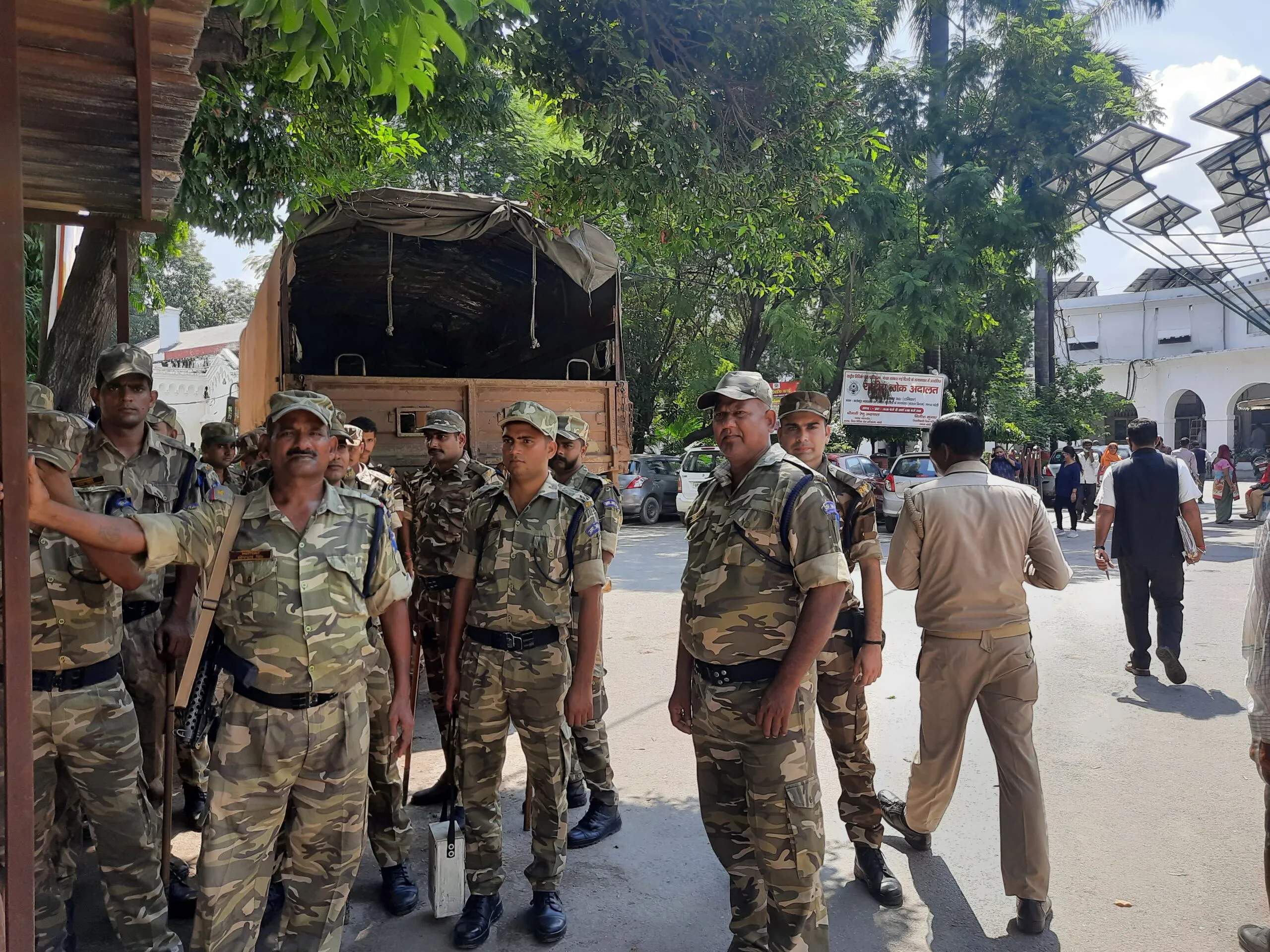 बरेली: बंद का दिखा मिलाजुला असर, किसानों ने दिया धरना