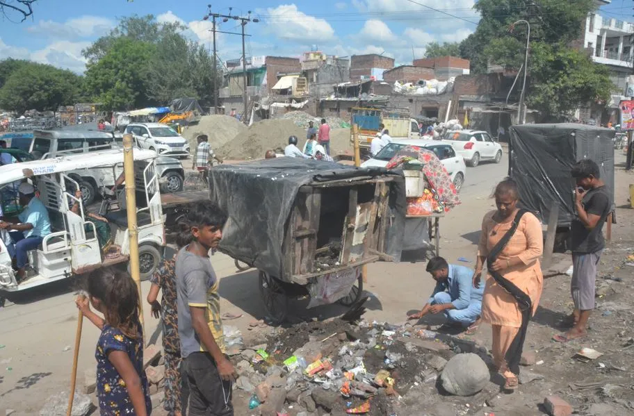 बरेली: रेलवे की टीम ने शाहदाना रेलवे ग्राउंड से हटवाया अतिक्रमण