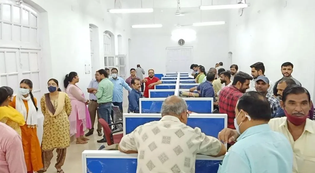 बरेली: कर्मचारी के निलंबन के विरोध में बड़े डाकखाने में तालाबंदी, हंगामा