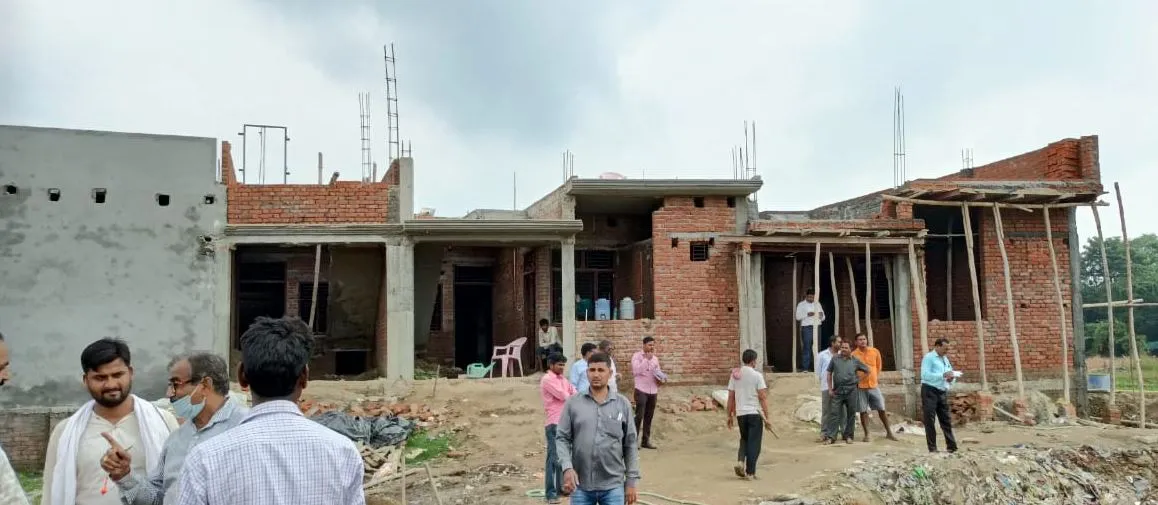 बरेली: खरीदारों को गुमराह करने के लिए तालाब पर बना दी सड़क