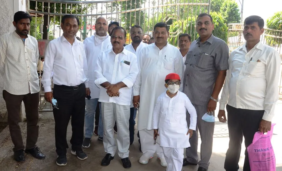 बरेली: डीएम से मिले पूर्व मंत्री, जर्जर सड़क ठीक कराने की मांग