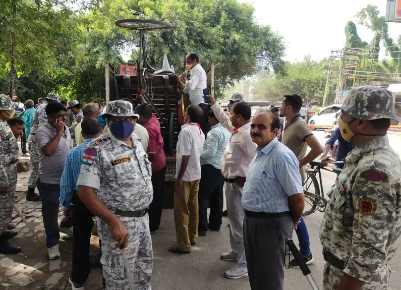 बरेली: निगम की टीम ने धार्मिक स्थल के पास बने शौचालय को तोड़ा