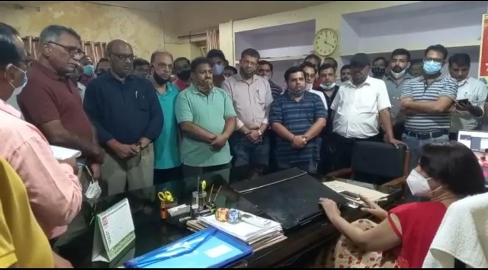 बरेली श्रम विभाग में हंगामा: व्यापारियों का आरोप, योजनाएं बताने जाते हैं, वसूली करके लौटते हैं