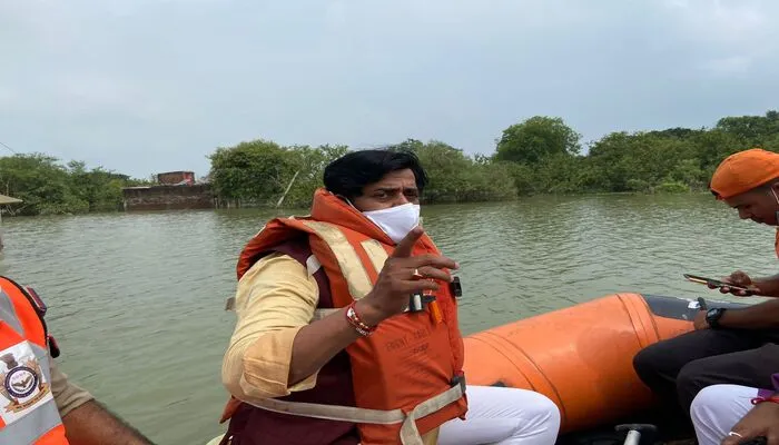 गोरखपुर: सांसद रवि किशन शुक्ला ने किया बाढ़ प्रभावित क्षेत्रों का दौरा, दिया हर सम्भव मदद का भरोसा