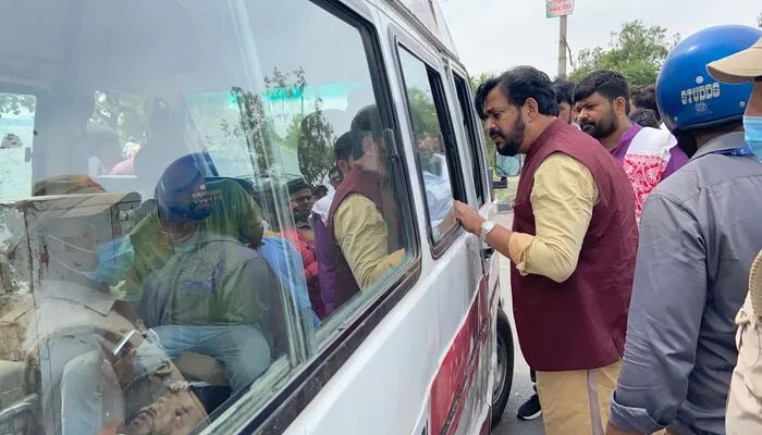 गोरखपुर: हाईवे पर ट्रक की टक्कर से घायल व्यक्ति को देखकर रुके सांसद, घायल को भिजवाया अस्पताल