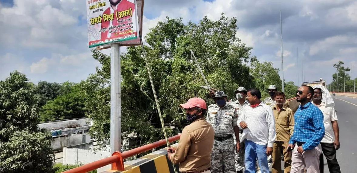 बरेली: पुलों से अवैध प्रचार व विज्ञापन सामग्री को निगम ने हटाया