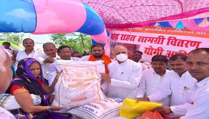 गोरखपुर: पिपराइच विधायक ने किया बाढ़ पीड़ितों को राहत सामग्री वितरित..