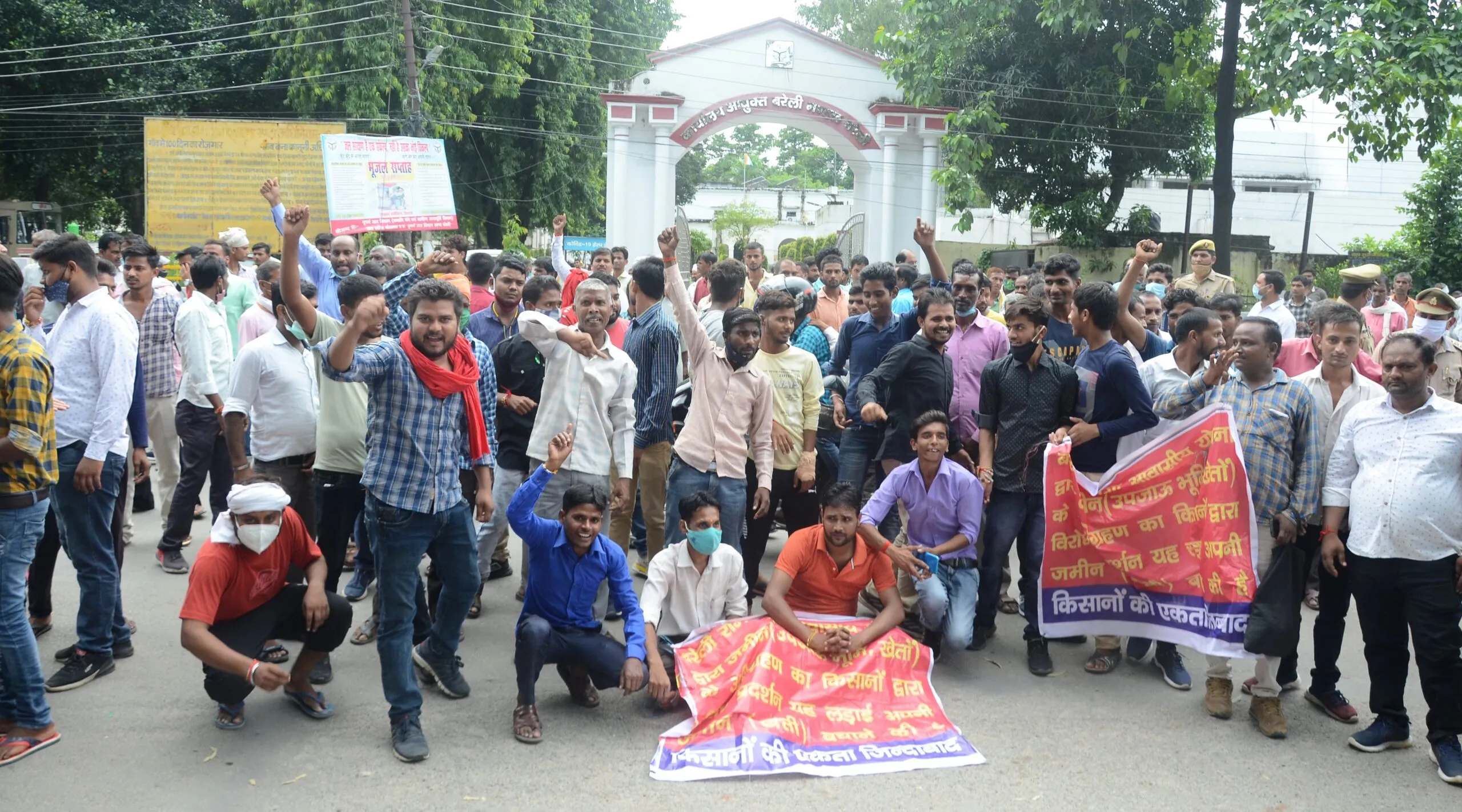 बरेली: निर्धारित थी बैठक, कमिश्नर बदायूं चले गए, इसलिए किसानों का भड़का आक्रोश