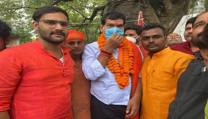 बाराबंकी में भाजपा प्रदेश उपाध्यक्ष ने धार्मिक स्थलों पर टेका माथा, कार्यकर्ताओं में उत्साह