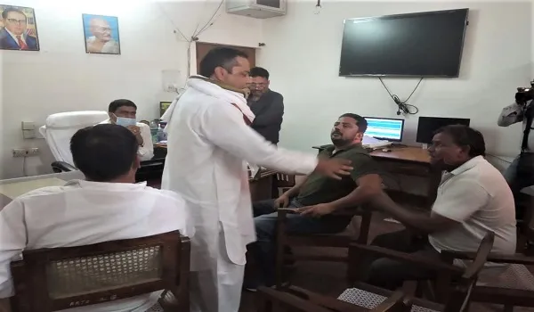 संभल: ट्रक बेचने-खरीदने को लेकर आरटीओ कार्यालय में हंगामा