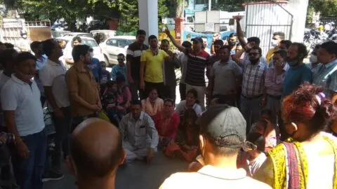 धरने में बैठे मृतक पवन कन्याल के परिजन, पुलिस प्रशासन के खिलाफ की जमकर नारेबाजी