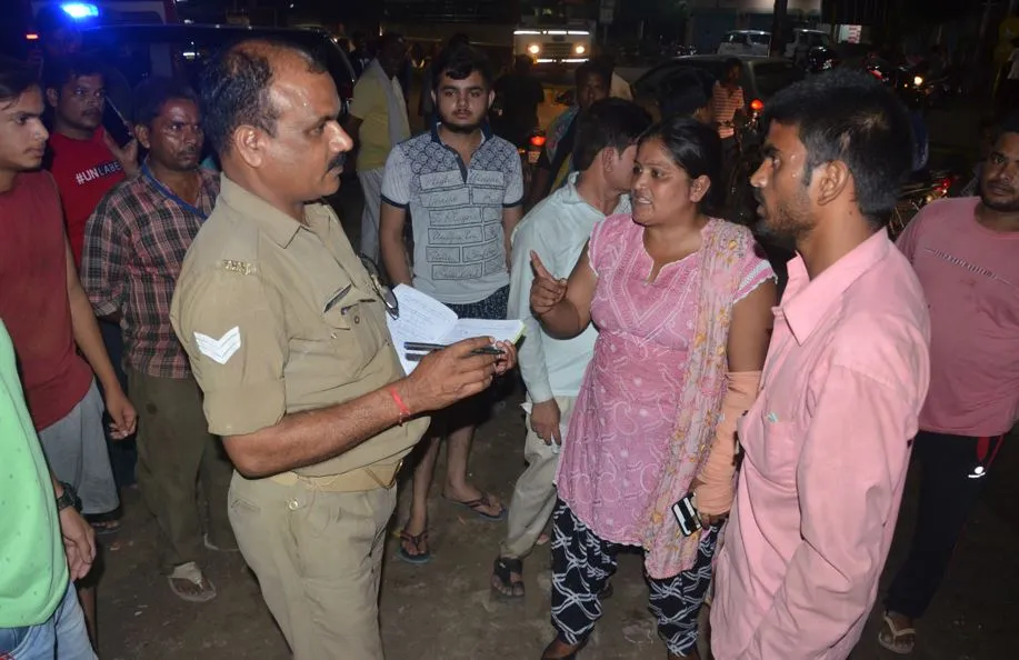 बरेली: नशे में महिला को मारने पर महिला ने जमकर की बस चालक व परिचालक की पिटाई