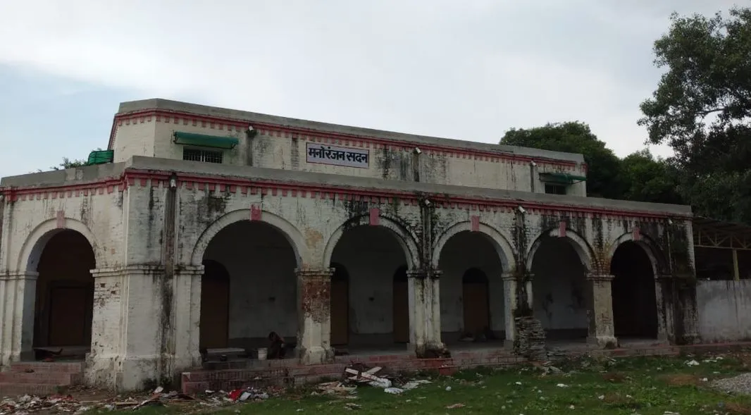 बरेली: डेढ़ साल से अधर में अटका रेलवे के मनोरंजन सदन का सौंदर्यीकरण