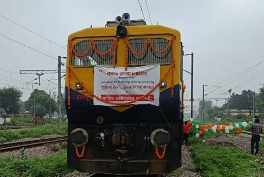 बरेली: अमान परिवर्तन के बाद पहली बार ट्रैक पर दौड़ी मालगाड़ी