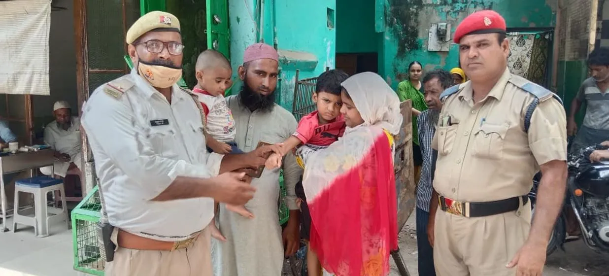 बरेली: घर से भटकी बच्ची को ट्रैफिक पुलिस ने पहुंचाया घर