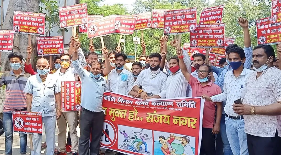 बरेली: मंदिर और डाक्टर की दुकान के पास शराब की दुकान होने का किया विरोध