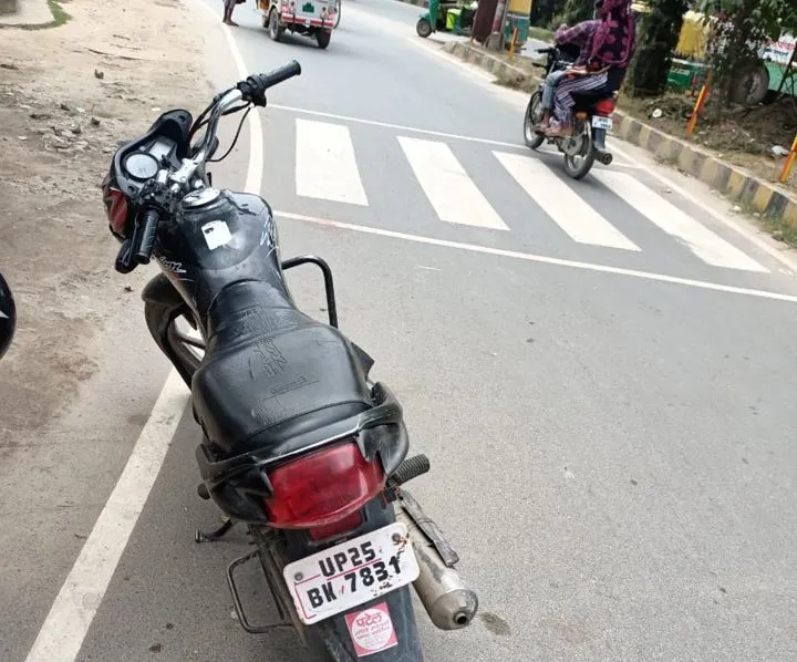 बरेली: ट्रैफिक पुलिस ने चेकिंग के दौरान पकड़ी चोरी की बाइक