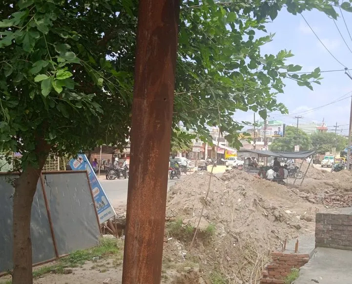 बरेली: नाले के कटान से हवा में लटका बिजली का पोल