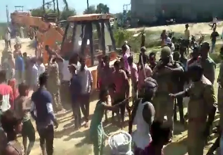 शाहजहांपुर: क्रेन से दबकर 9 वर्षीय बच्चे की मौत, हंगामा