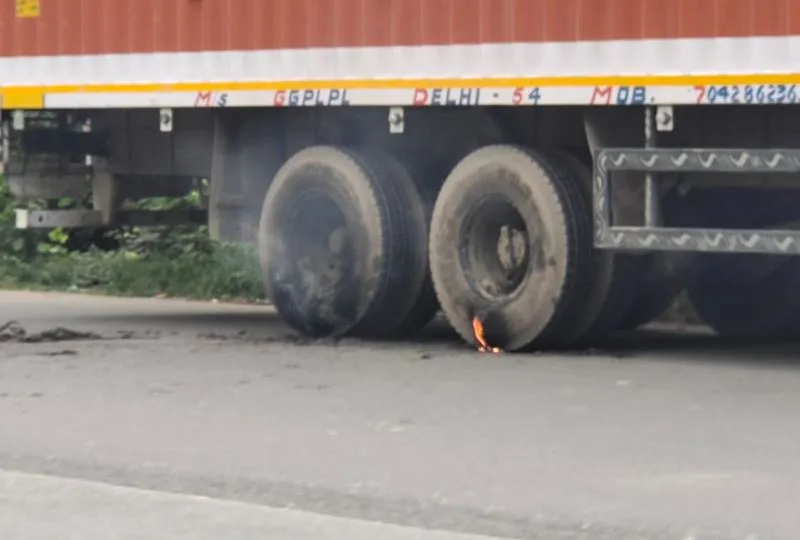 बरेली: झूल रही हाईटेंशन लाइन से छुआ ट्रक तो टायरों में लगी आग, क्लीनर घायल