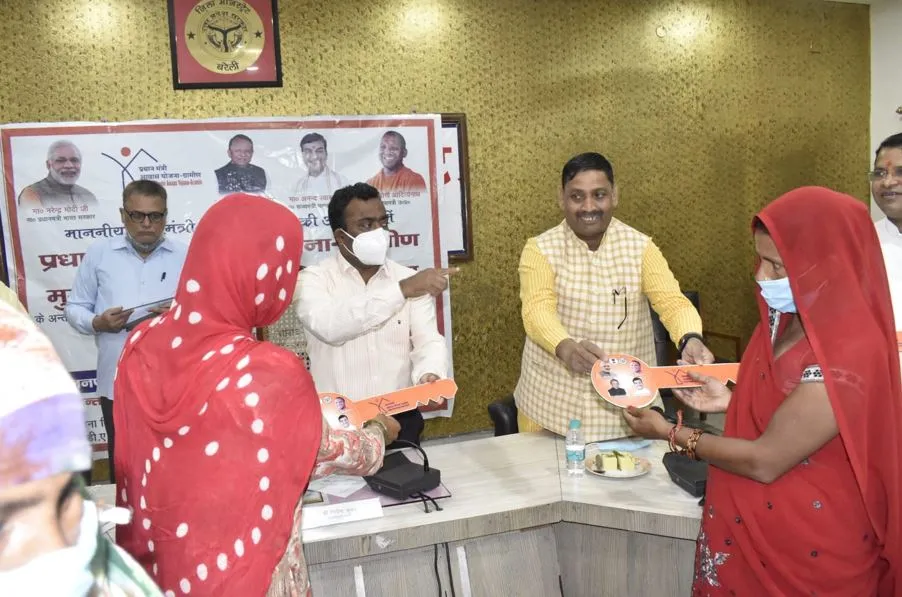 बरेली: प्रधानमंत्री व मुख्यमंत्री आवास की 15 लाभार्थियों को सौंपी चाबी