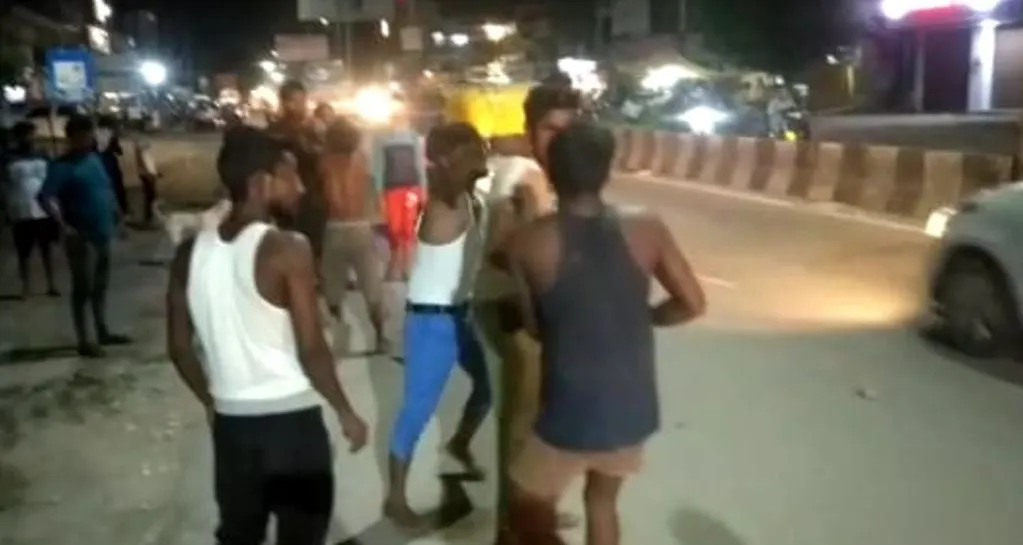बरेली: सुभाषनगर में दबंगों ने युवक को लोहे की चेन से पीटा, हंगामा