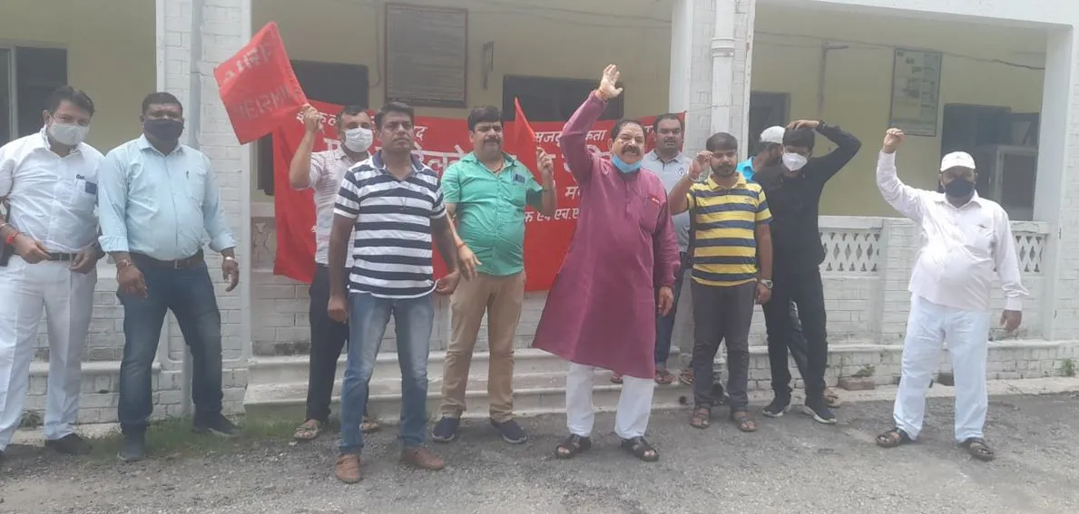 बरेली: जबरन ट्रॉली बैग देने का लोको पायलटों ने किया विरोध