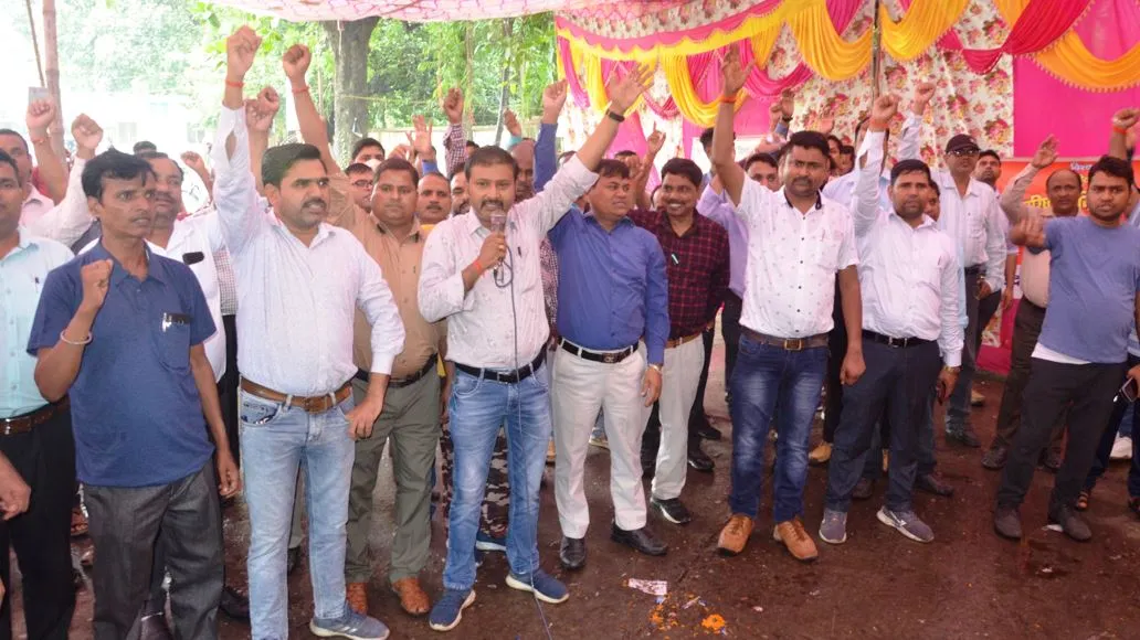 बरेली: बारिश और हवा में गिरे बिजली के पोल, जेई हड़ताल पर