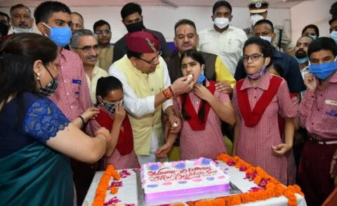 मुख्यमंत्री धामी ने आश्रम में जाकर बच्चों के साथ अपना जन्मदिन