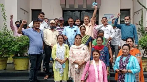 हल्द्वानी: महिला कर्मचारी भी हुईं उग्र, निगम गेट पर नारेबाजी