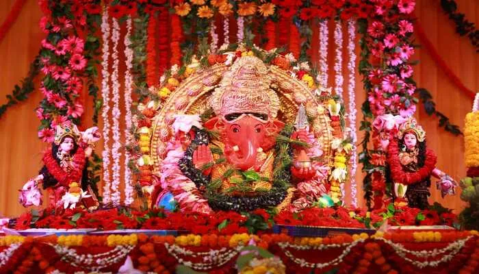 लखनऊ: श्री गणेश प्राकट्य कमेटी की ओर से भगवान गणेश को चढ़ाया गया छप्पन भोग